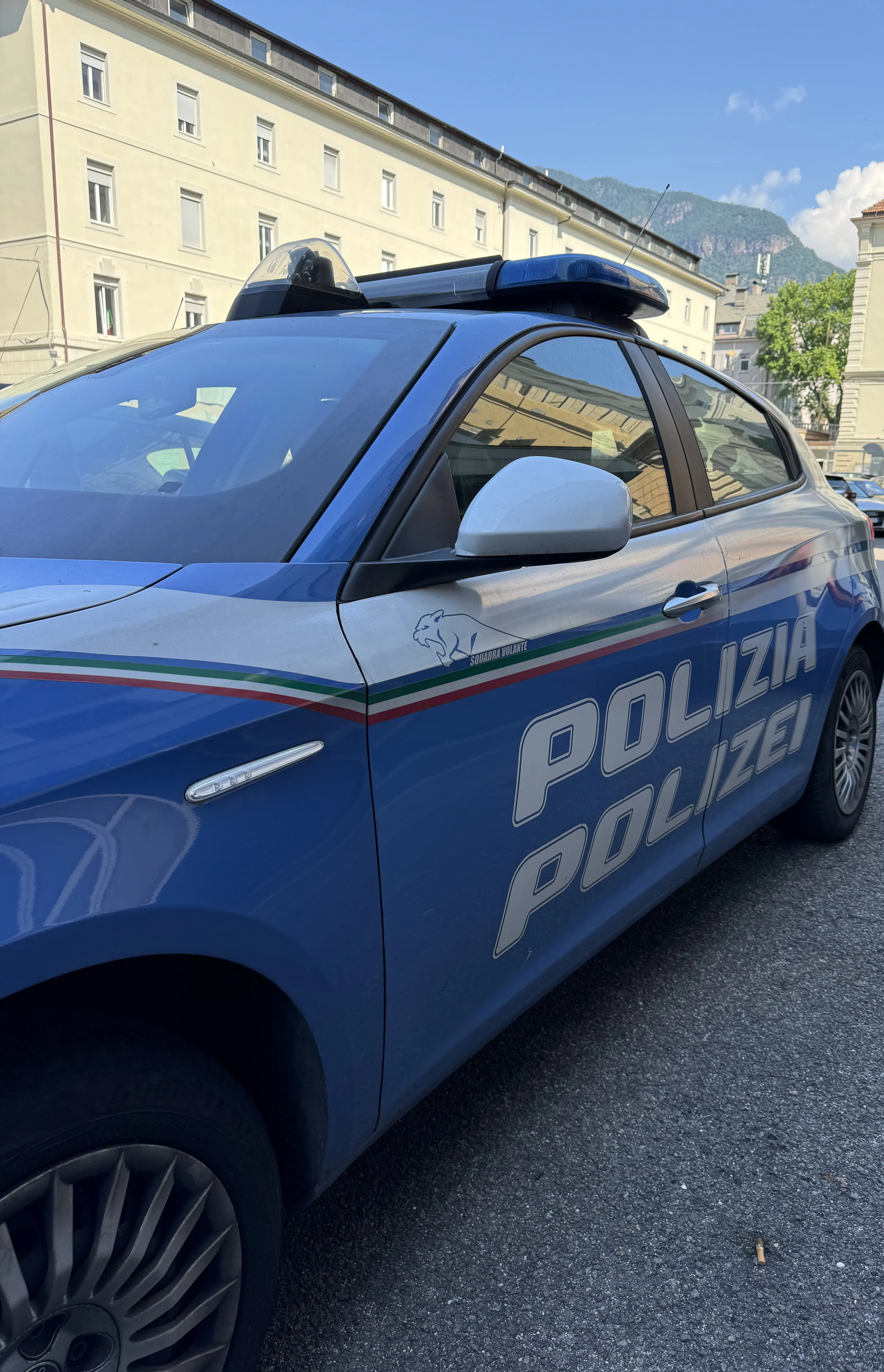 Viola il divieto di avvicinamento alla madre, bolzanina 55enne arrestata in via Resia