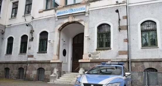Fermata mentre tenta di forzare la serratura di un appartamento