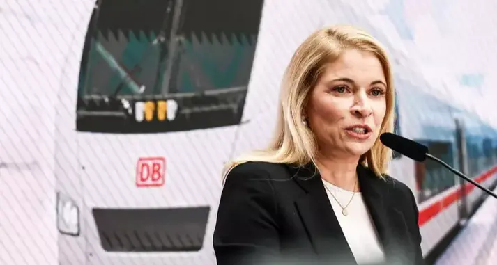 Evelyn Palla, la bolzanina ceo di Db con la licenza di macchinista: «Guidando treni ho imparato cosa significhi davvero responsabilità»