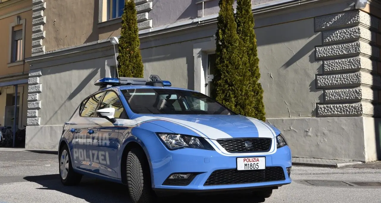 Ladra rapina un anziano e poi aggredisce la Polizia: arrestata 20enne a Bolzano