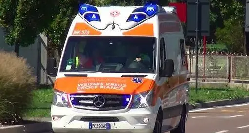 Cade sulla ciclabile a Postal e si schianta contro la recinzione: grave una 58enne austriaca