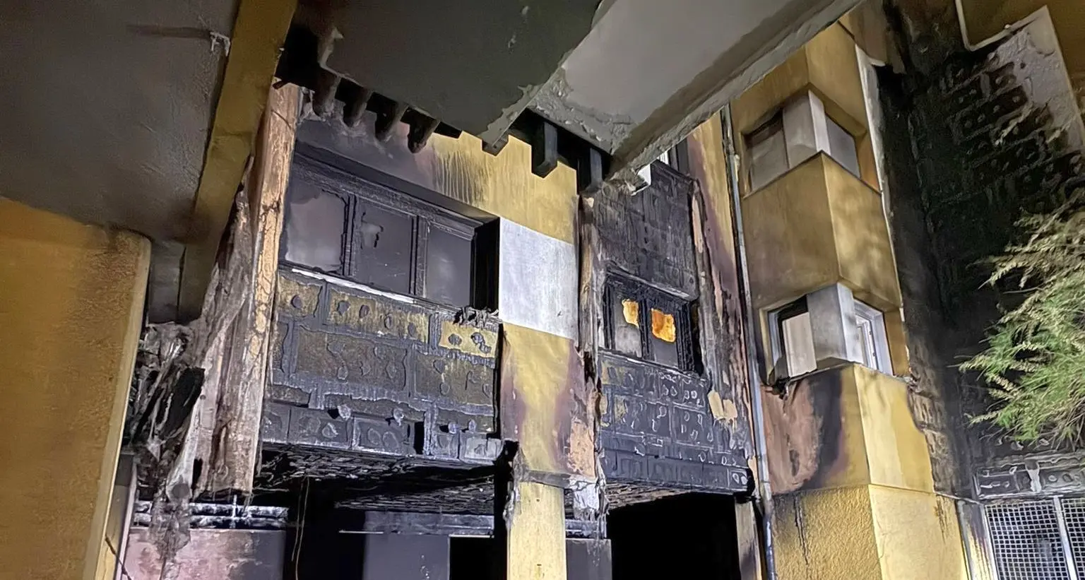 Incendio nel condominio di via Milano: prende corpo l’ipotesi del rogo doloso