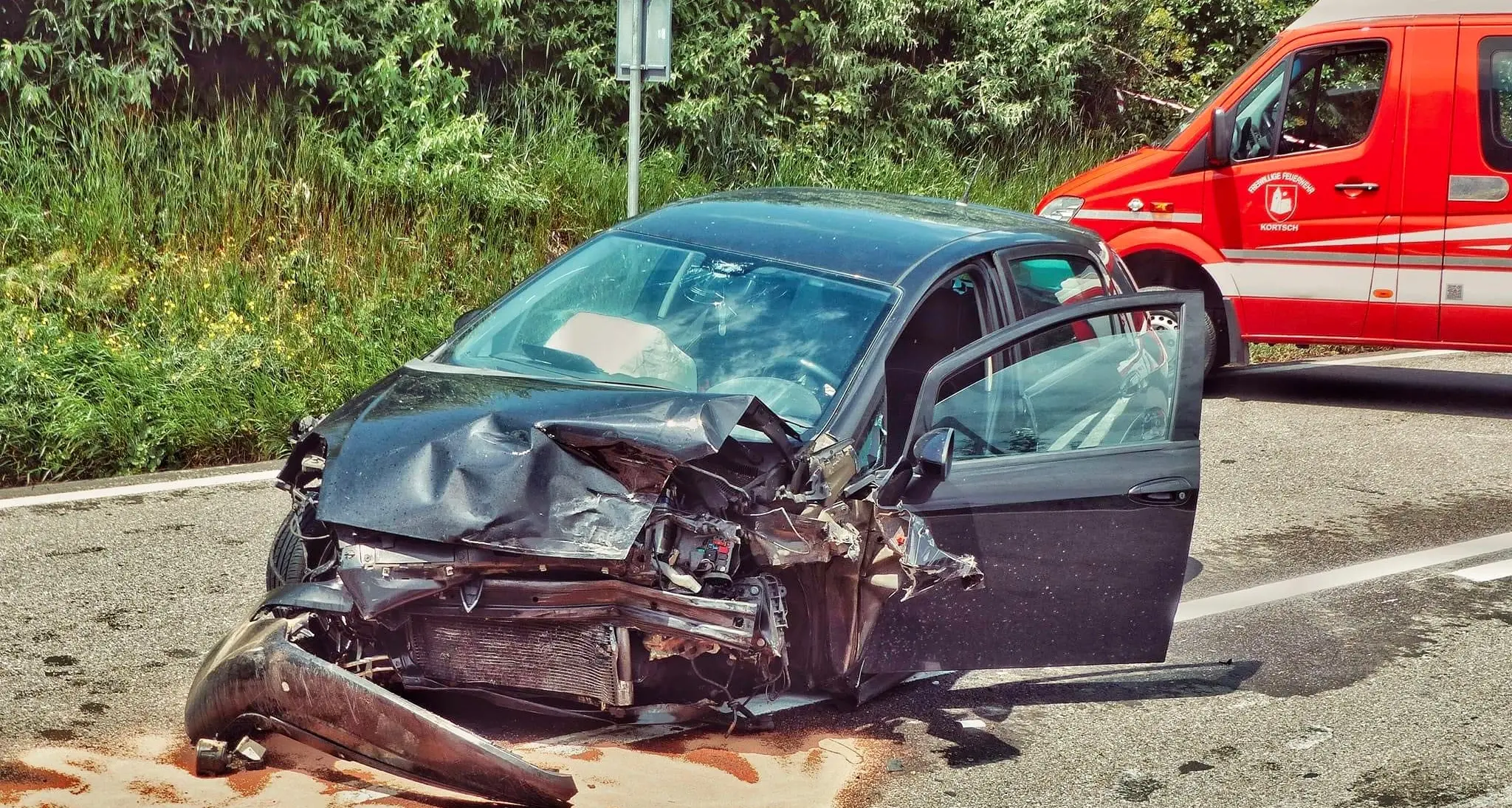 Corzes, scontro frontale fra due auto