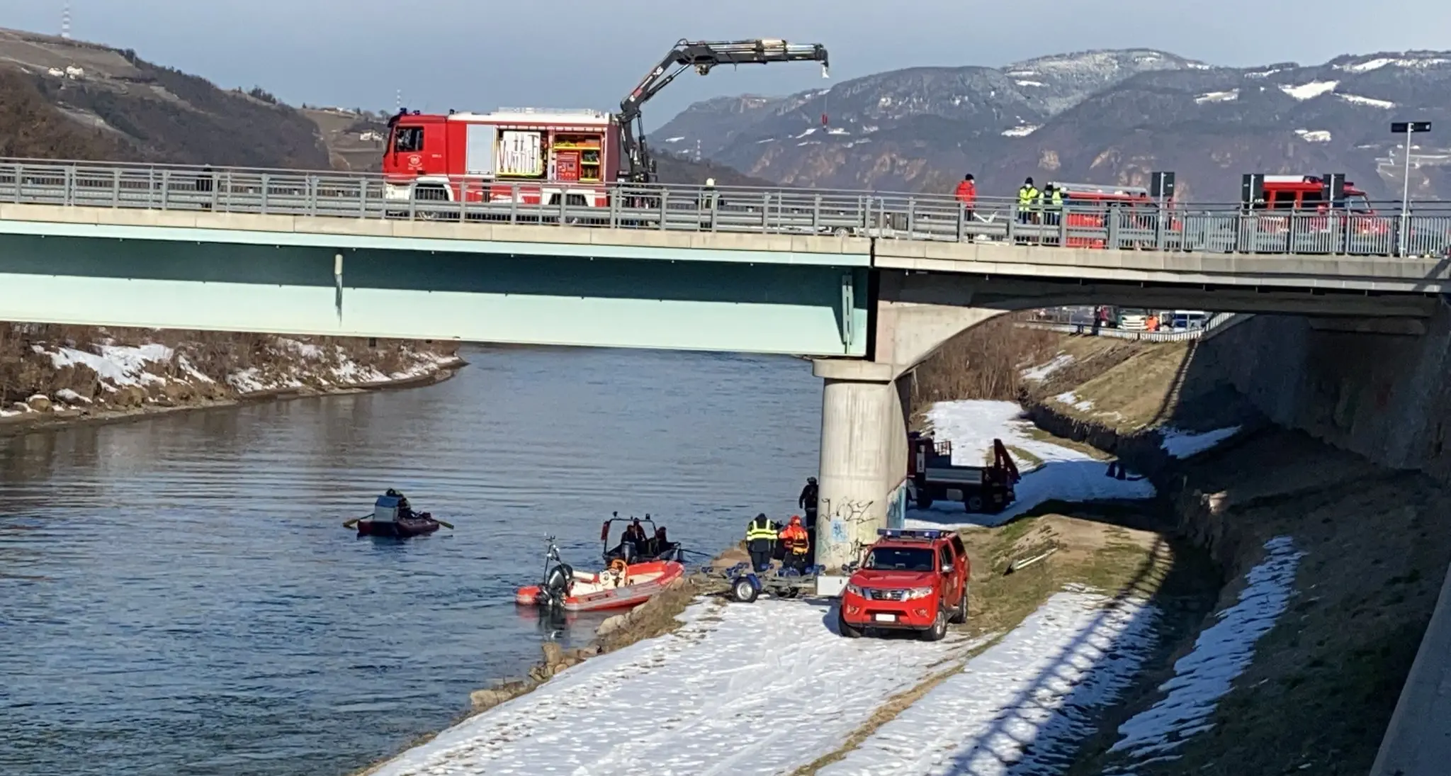Coppia scomparsa, nuove ricerche con i gommoni nelle acque sotto il ponte di Vadena