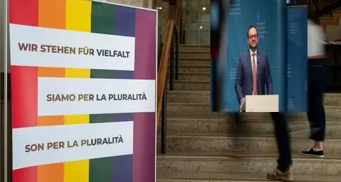 Galateo (FdI) contro Kompatscher: «Non userò la sala stampa finché c'è la bandiera arcobaleno»