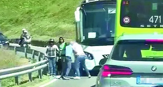 Si prese a pugni con un collega: la SiMobil licenzia l'autista