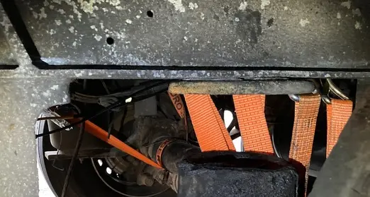Viaggiava con i freni malfunzionanti e il rimorchio fissato con delle cinghie: tir fermato in Tirolo, denunciato il conducente