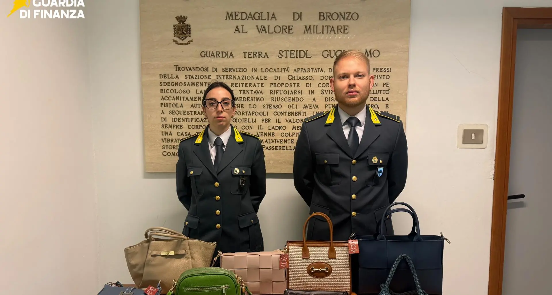 Pelletteria contraffatta a Merano: sequestrati 1.700 articoli in pelle