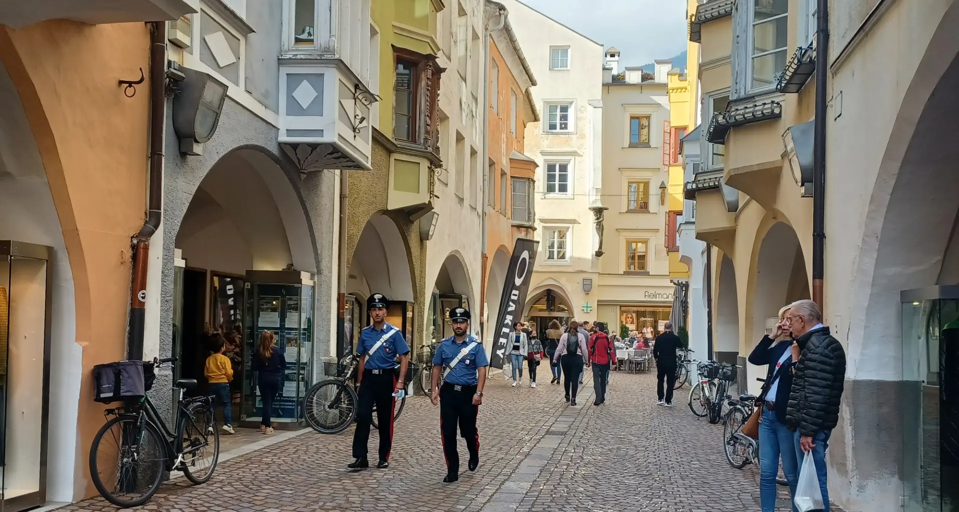 Raid di metà agosto a Bressanone, individuato il responsabile: negozi presi a picconate