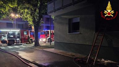 Incendio a Lucca, 2 morti e 13 feriti in un palazzo