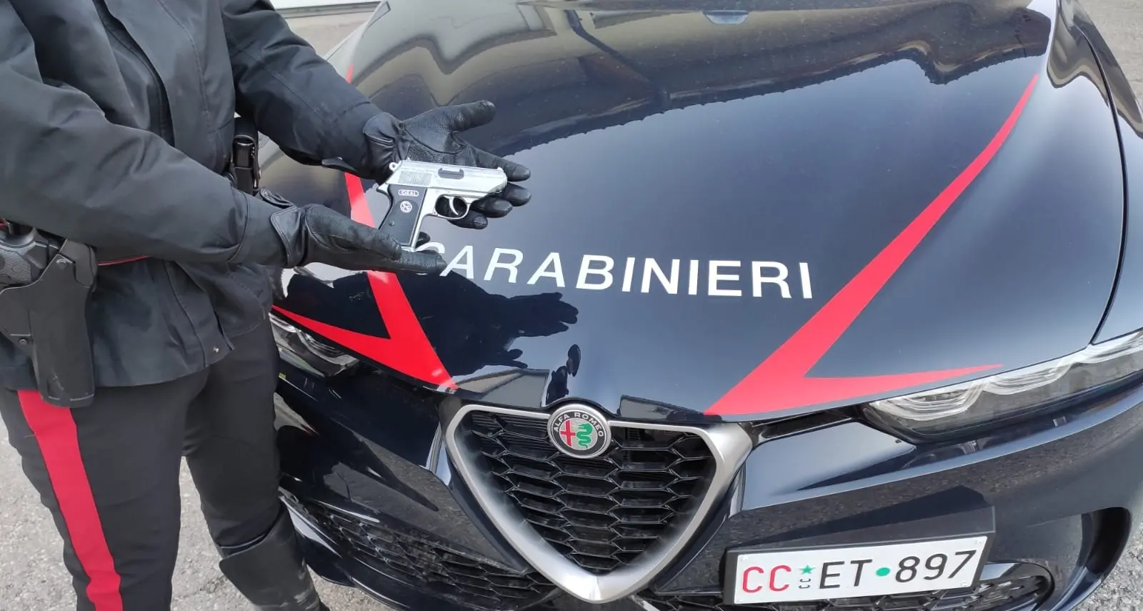 Trovati con una pistola giocattolo e un coltello a serramanico: denunciati due giovani a Brunico