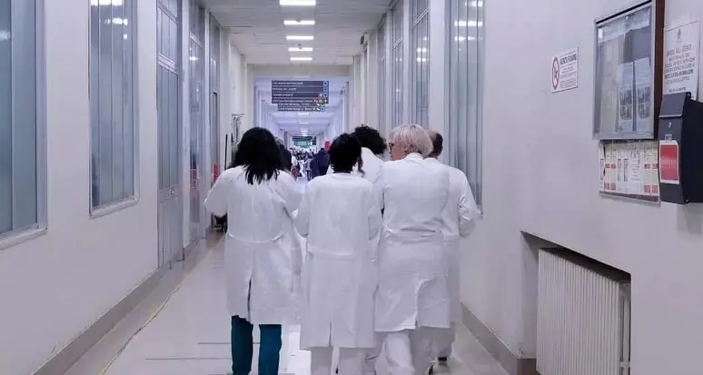 Medico ultrasettantenne gettonista guadagna 35 mila euro in un mese, interrogazione
