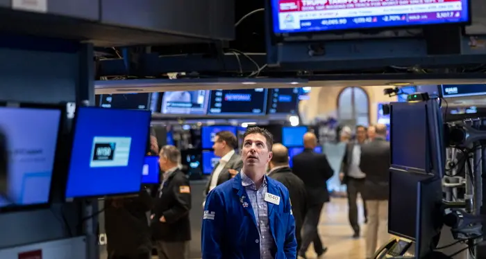 I dazi di Trump travolgono le borse: bruciati 2500 miliardi, incubo recessione