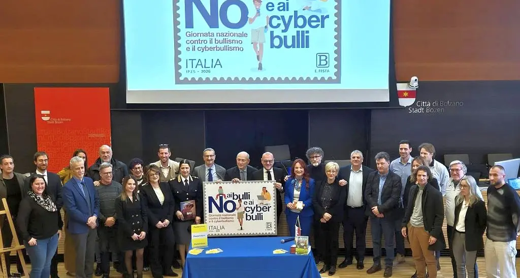 Bolzano apripista: nasce il francobollo contro bullismo e cyberbullismo