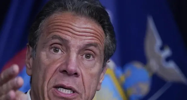Cuomo: foto a bordo piscina mentre lavora, polemiche