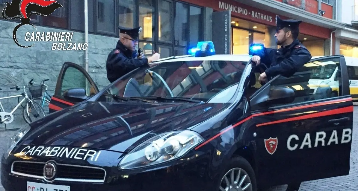 Bolzano, lo invitano a mettere la mascherina e spacca con un pugno la vetrina del panificio: ricercato