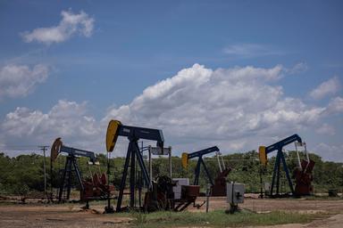 Il petrolio prosegue discesa, il Brent sotto i 100 dollari
