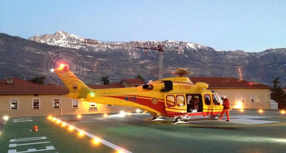 Cade nel canalone in val Passiria e trascorre ore al gelo: recuperato alle 4 di mattina