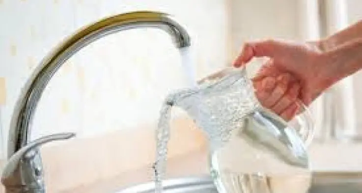Acqua del rubinetto negata a tavola: turista perde la causa contro un hotel di lusso in Alto Adige