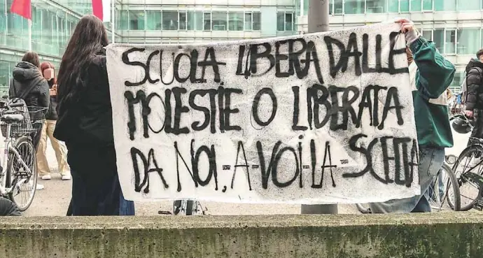 Prof sospeso, si muove la Procura. L'avvocato: «Nessuna molestia»