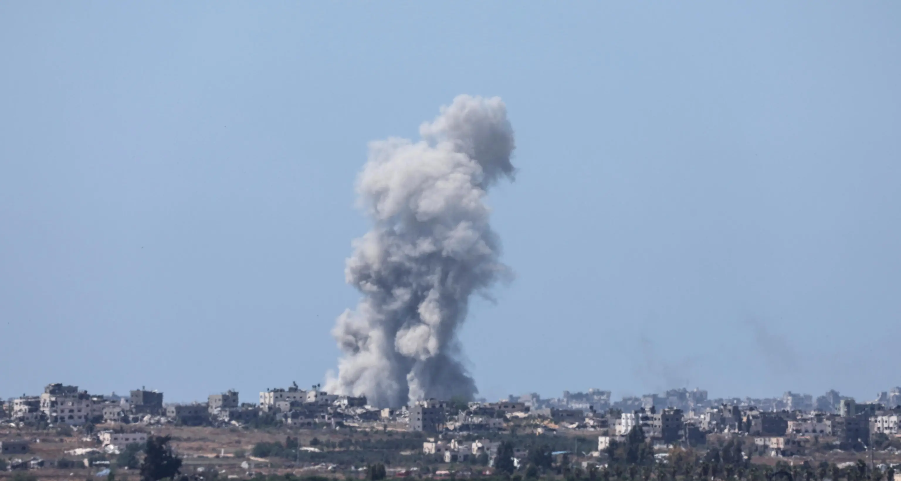 Gaza, media: 10 morti in un raid di Israele sulla città