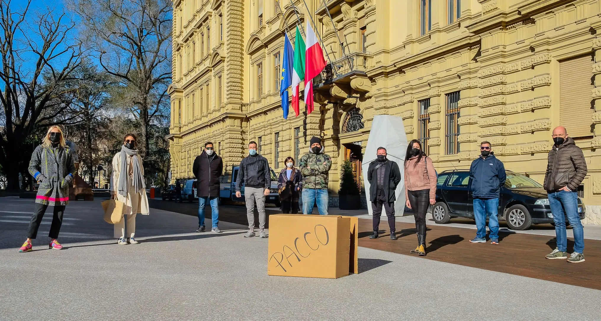 Gli esercenti altoatesini: “Aiuti insufficienti, restituiamo il pacco a Kompatscher”