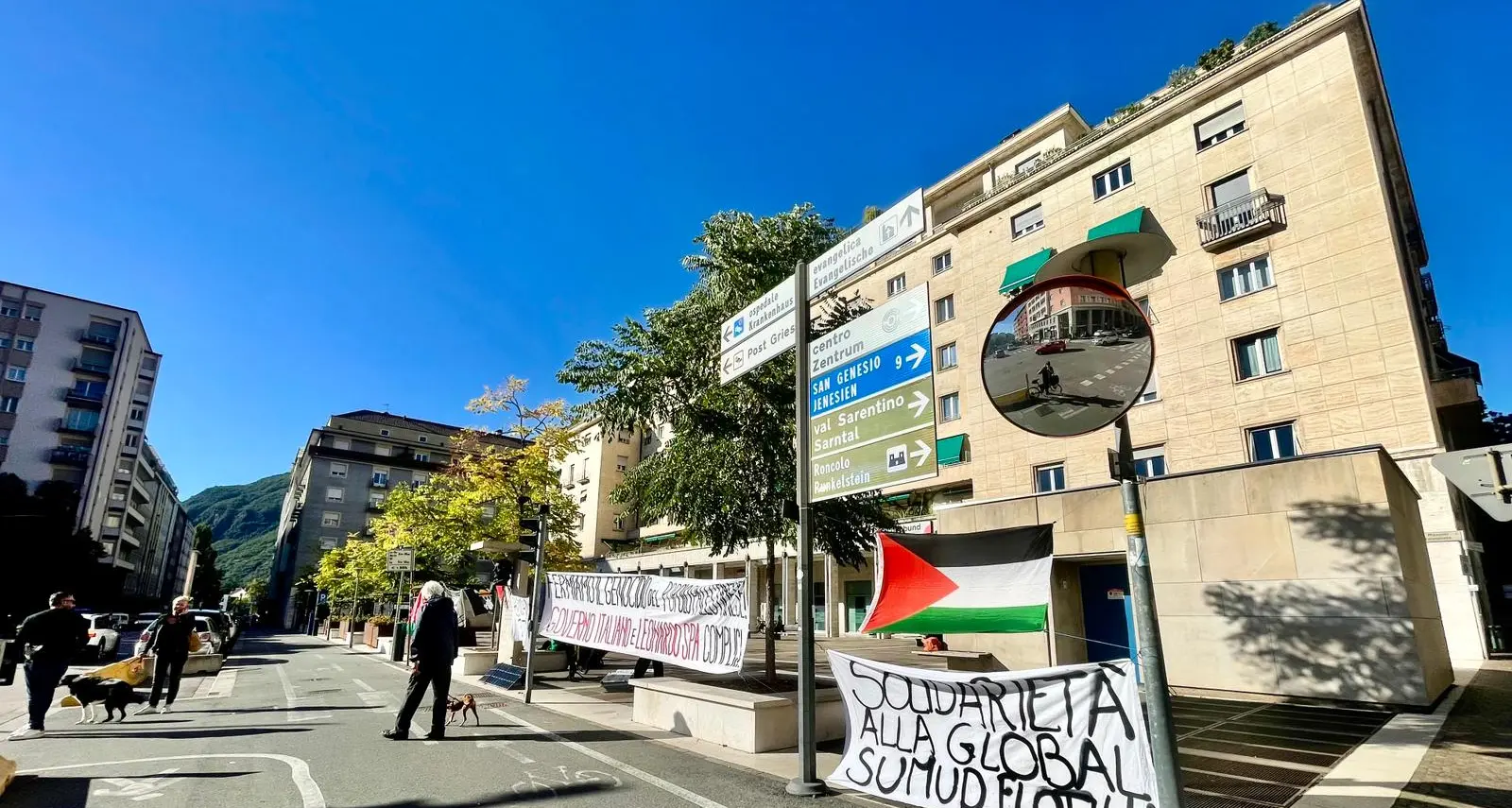 Oltre 300 persone in piazza Mazzini, poi corteo fino al San Maurizio