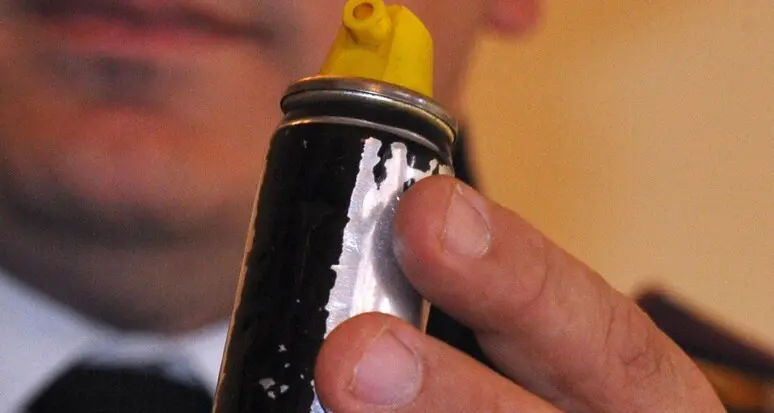 Rapina e morde un corriere. Fermato con lo spray