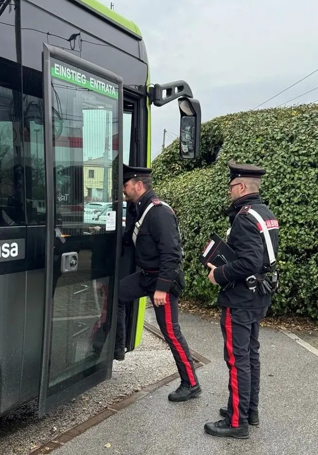 Tenta di pagare con una banconota sospetta, sul bus a Laives arrivano i carabinieri