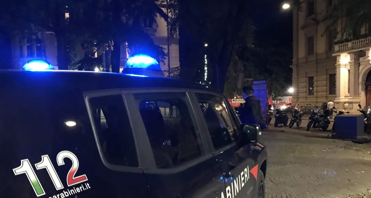 Bolzano, prende a calci biciclette e tavolini di un bar e minaccia i carabinieri con un coltello: arrestato