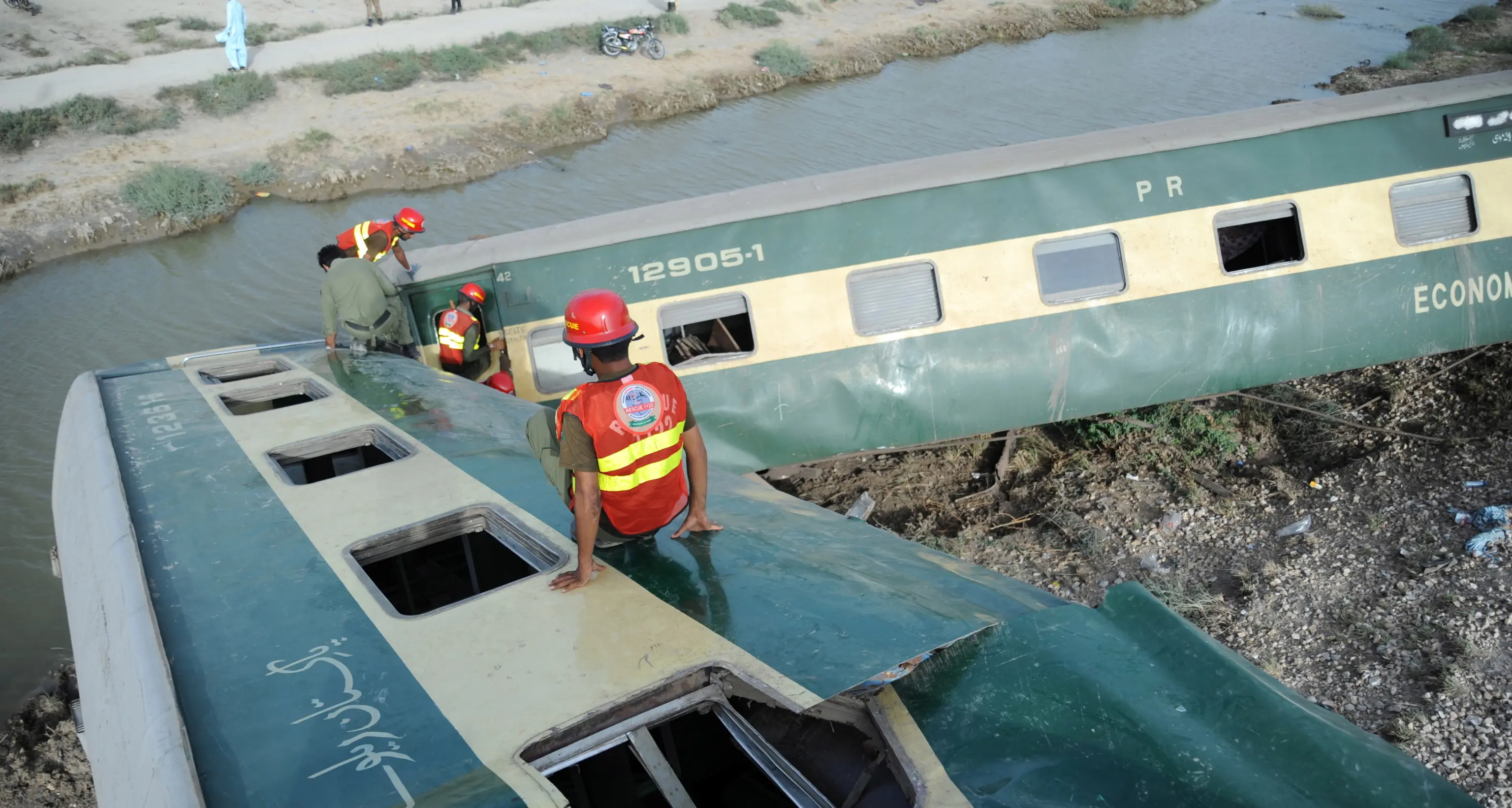 Pakistan: almeno 30 morti nel deragliamento di un treno