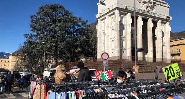 Piazza Vittoria, Confesercenti: \"Mantenere tutte le bancarelle\"