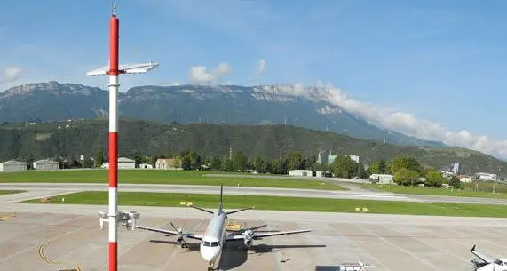 Aereo bimotore si schianta in un bosco in Germania: era decollato da Bolzano. Morto il pilota