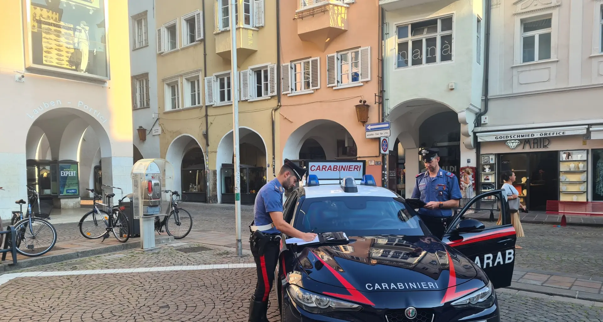 Bolzano, rubano portafogli in un’auto e acquistano “gratta e vinci” con la carta di credito
