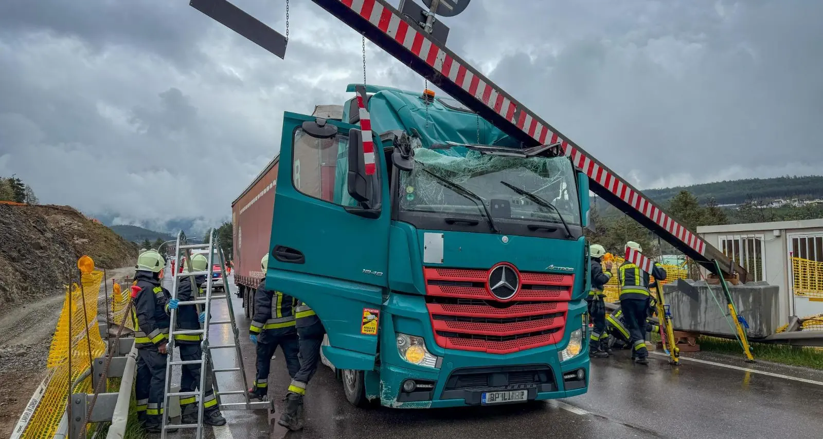 Val Pusteria, traffico in tilt dopo lo schianto di un Tir contro un limitatore di altezza a Varna