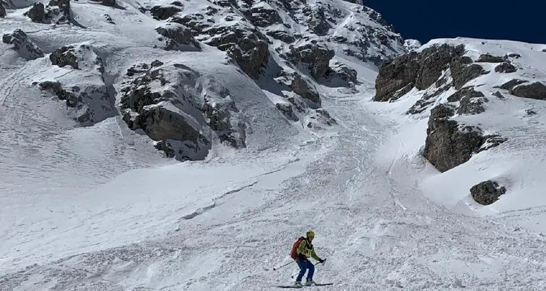 Valanga sul monte Ivigna, sepolti due scialpinisti: estratti dalla neve, sono fuori pericolo di vita