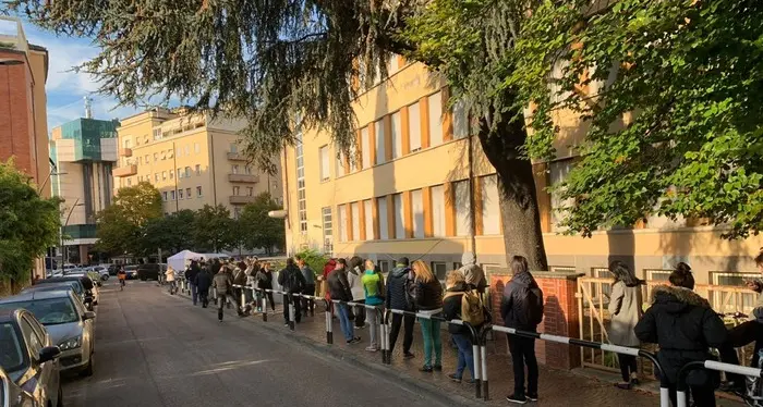 Green pass: ancora lunghe code a Bolzano per i tamponi