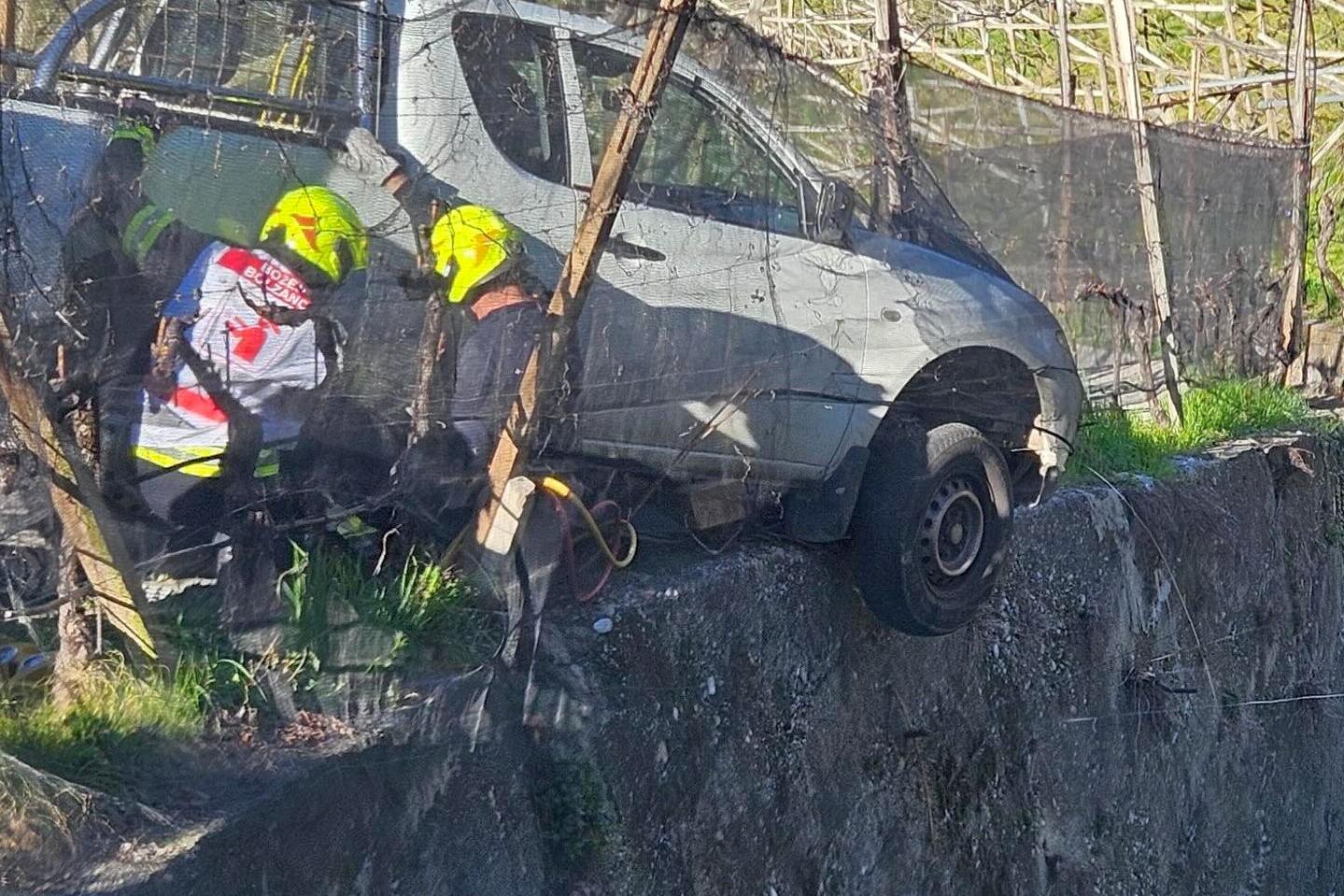 Veicolo scivola su un sentiero e rischia di finire tra le vigne, recuperato dai vigili del fuoco