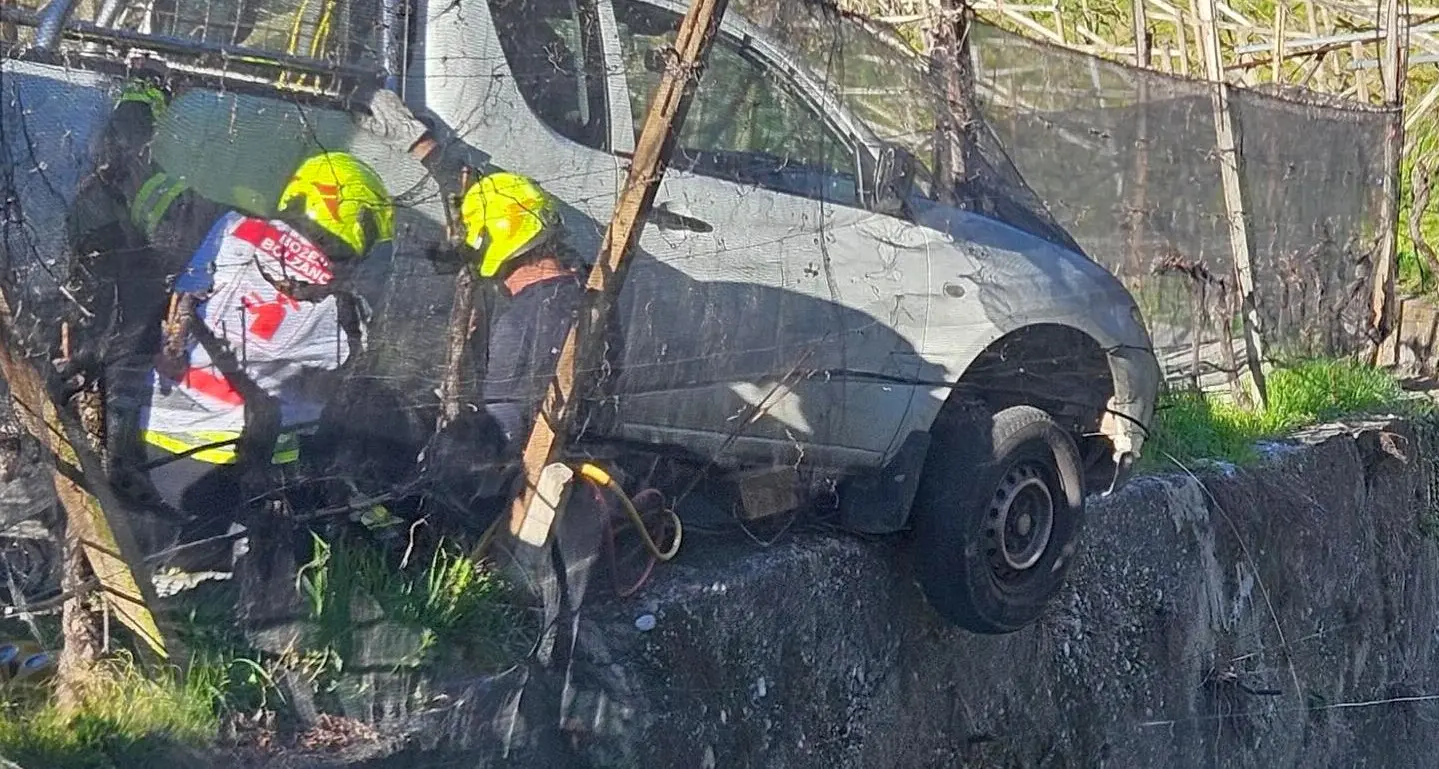 Veicolo scivola su un sentiero e rischia di finire tra le vigne, recuperato dai vigili del fuoco