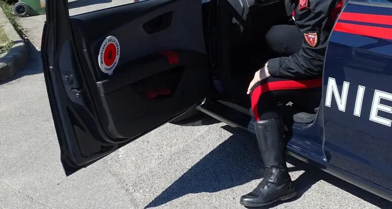 Tenta un furto di scarpe al Twenty, poi aggredisce il personale del negozio: arrestato dai Carabinieri