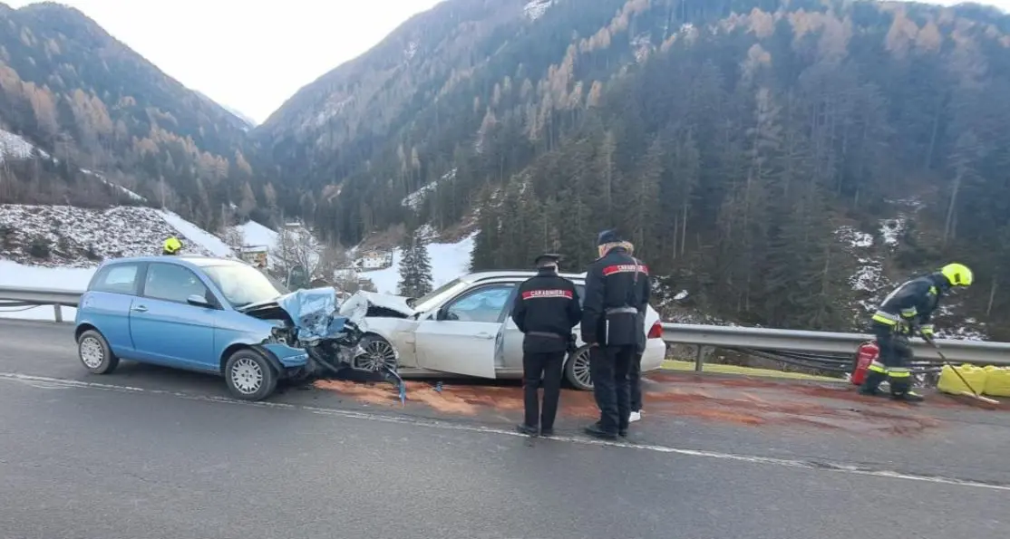 Incidente a Luson, scontro frontale tra auto: un ferito