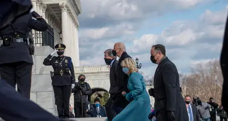 Inizia il dopo Trump, Biden: “Per l’America è un giorno nuovo”