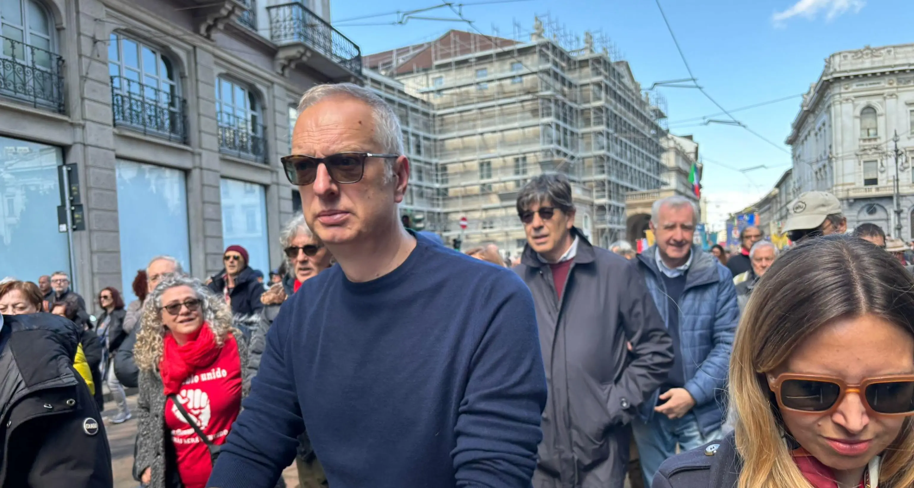 25 Aprile: Scurati legge il monologo, piazza Duomo applaude