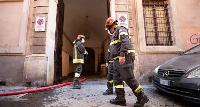 Incendio in uno stabile in Brianza, un morto e 9 intossicati