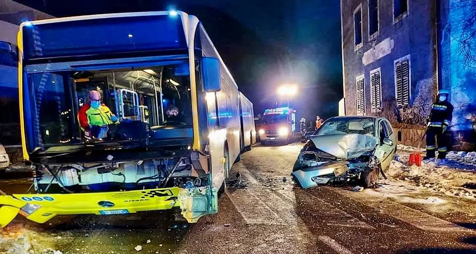 Scontro frontale tra un’auto e un bus, ferite due persone