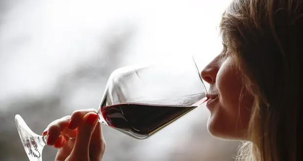 Vino: aumentano i consumatori ma si beve meno