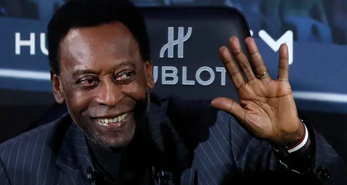 Pelè operato per un sospetto tumore al colon: “Affronterò questa partita col sorriso”