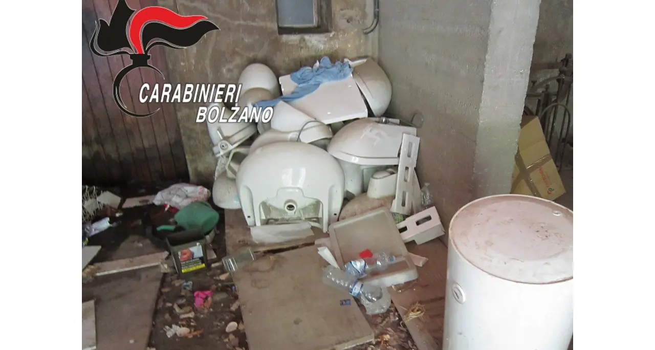 Nell’ex Hotel a Fortezza trovata una discarica abusiva: buttati anche vasche da bagno e televisori