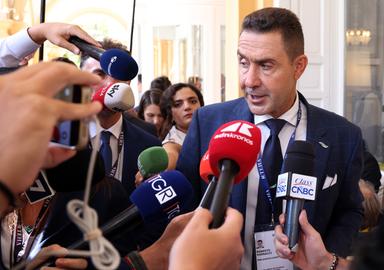 Vannacci, centrodestra da solo non arriva al 42%, deve fare i conti con noi
