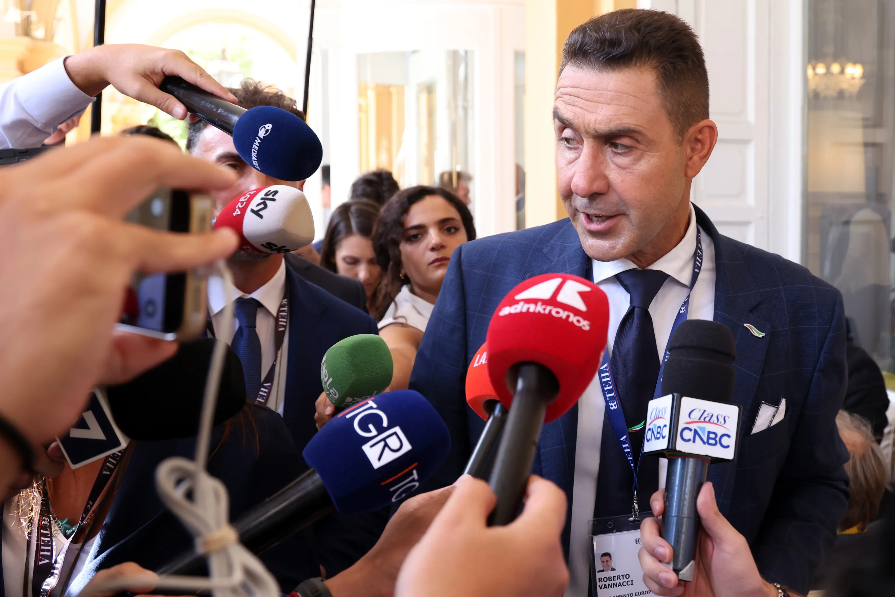 Vannacci, centrodestra da solo non arriva al 42%, deve fare i conti con noi